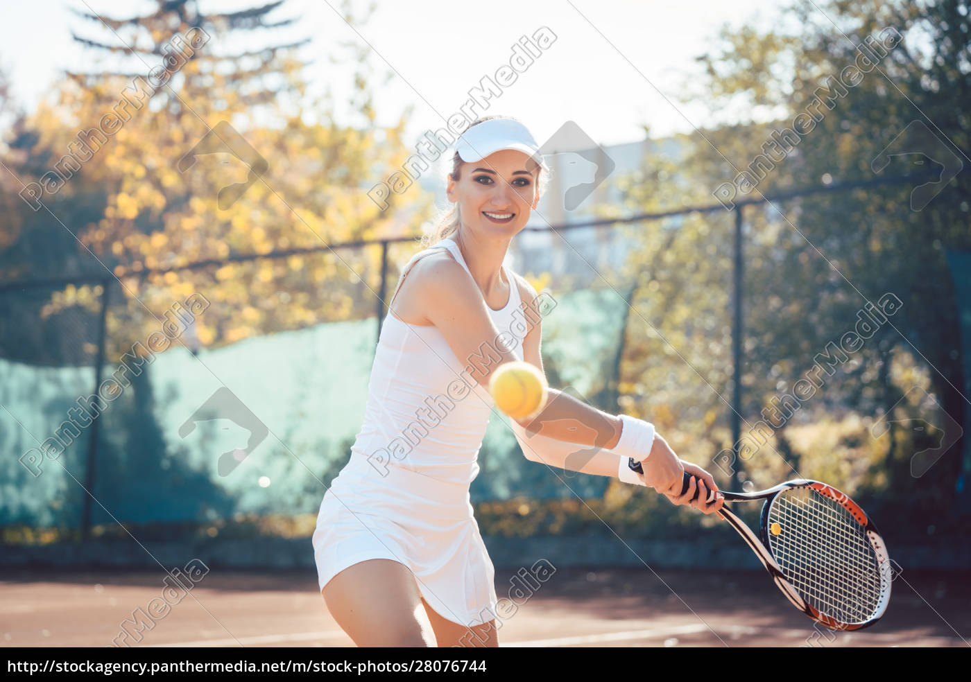 ponto que decide o jogo. comprimento total de homem e mulher jogando tênis  na quadra de tênis 13485862 Foto de stock no Vecteezy