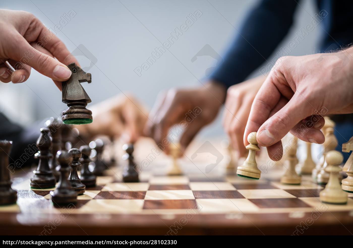 Pessoas de negócios jogando xadrez - Stockphoto #28102330